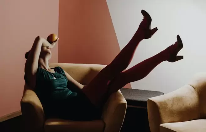 Νεαρή γυναίκα με κιρσούς στα πόδια της